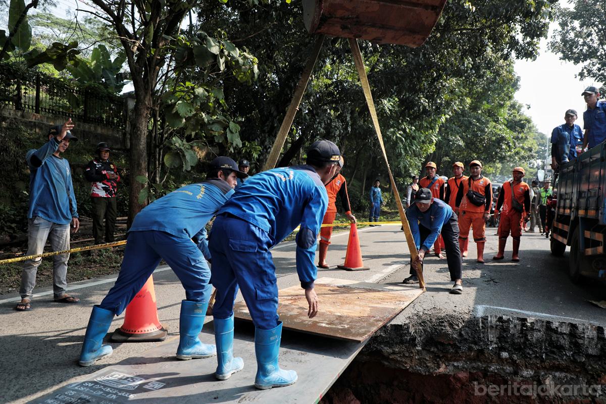 Penanganan Jalan Amblas Lenteng Agung otoy5