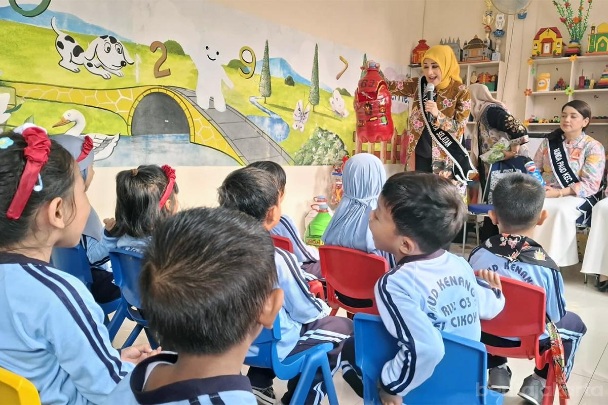 Ketua tp pkk jaksel Azizah Syafrin Kelurahan Cikoko tiyo2
