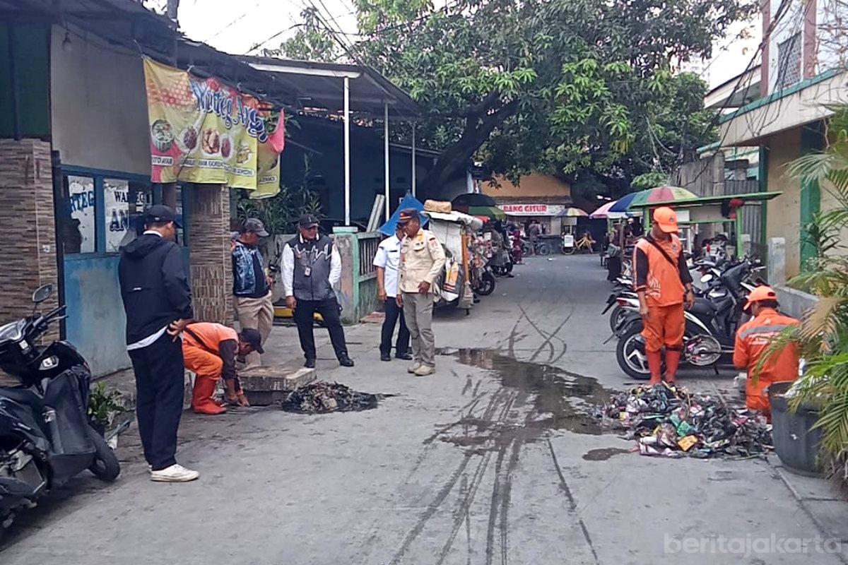 Grebek Saluran di Rawa Buaya Angkut 500 Karung Sampah dan Lumpur