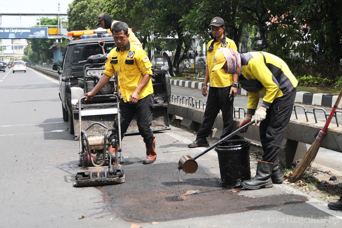 Perbaikan jalan matraman jaktim jati3