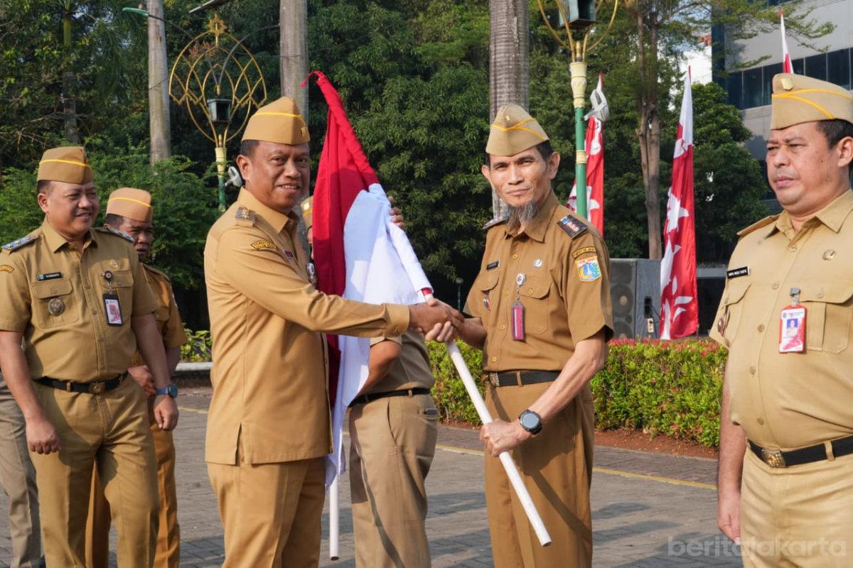 Jelang HUT RI ke 81, Munjirin Bagikan Bendera Merah Putih ke 10 Kecamatan