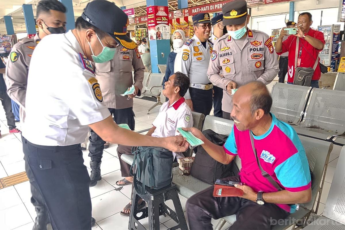 Pembagian masker Terminal Bus Kampung Rambutan nur
