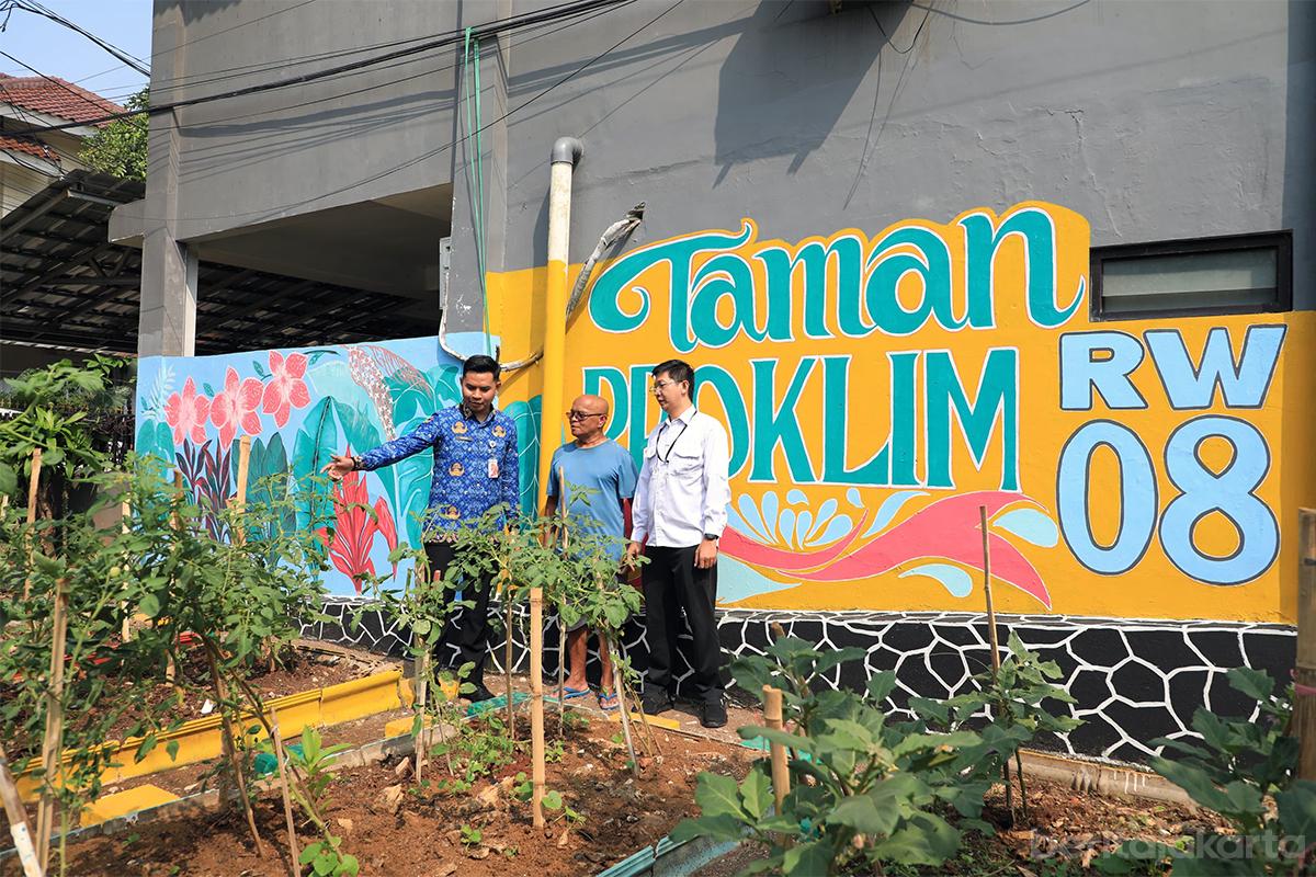 Penataan taman proklim urban farming rawajati tiyo