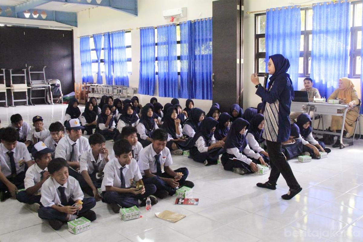 Penyuluhan Hukum dan Kespro pelajar pulau pramuka anita