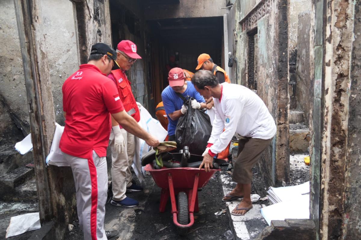 Puing Sisa Kebakaran Kampung Melayu Dibersihkan ist