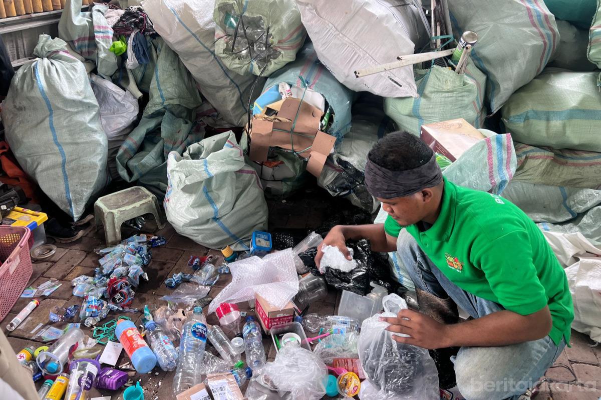 Kontribusi Bank Sampah Lestari Lakukan Pemilahan Sejak Dini tiyo