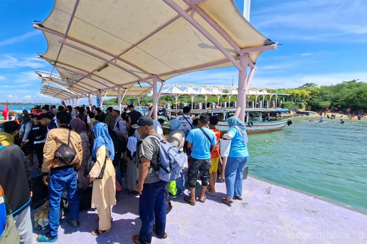 Wisatawan Pulau Untung Jawa anita