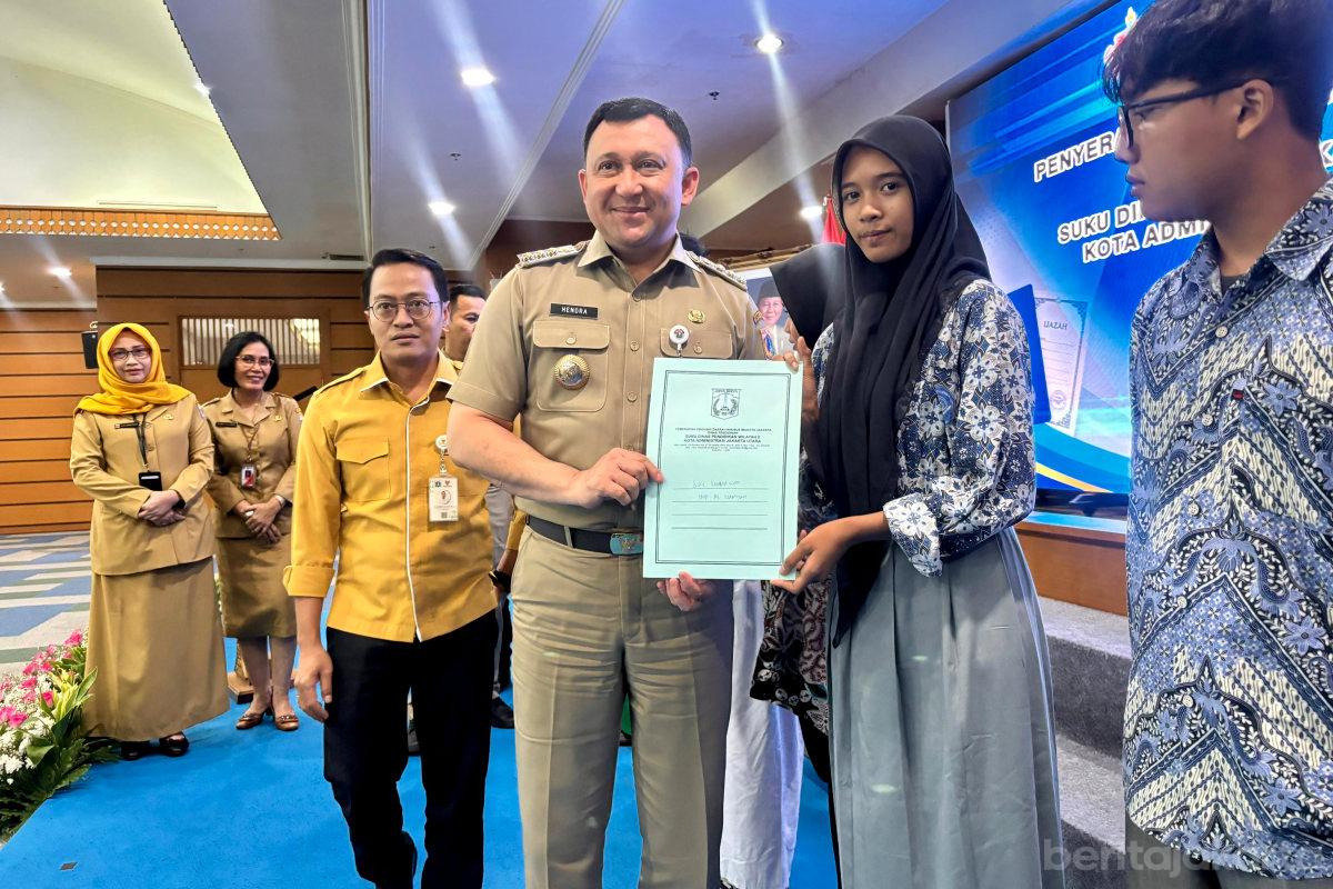 Pemkot Jakarta Utara Serahkan Bantuan Pemutihan 246 Ijazah