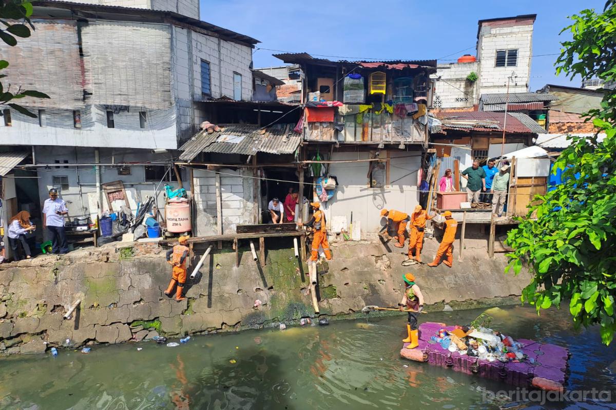 Penataan bangunan bantaran kali krukut folmer