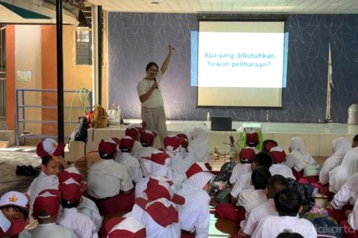Siswa SDN 03 Pademangan Timur Diedukasi Cara Merawat Hewan