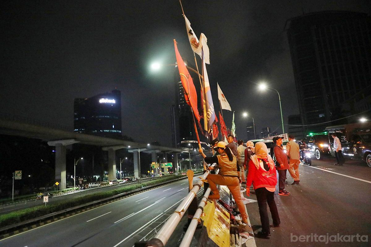 Penertiban alat peraga kampanye dok