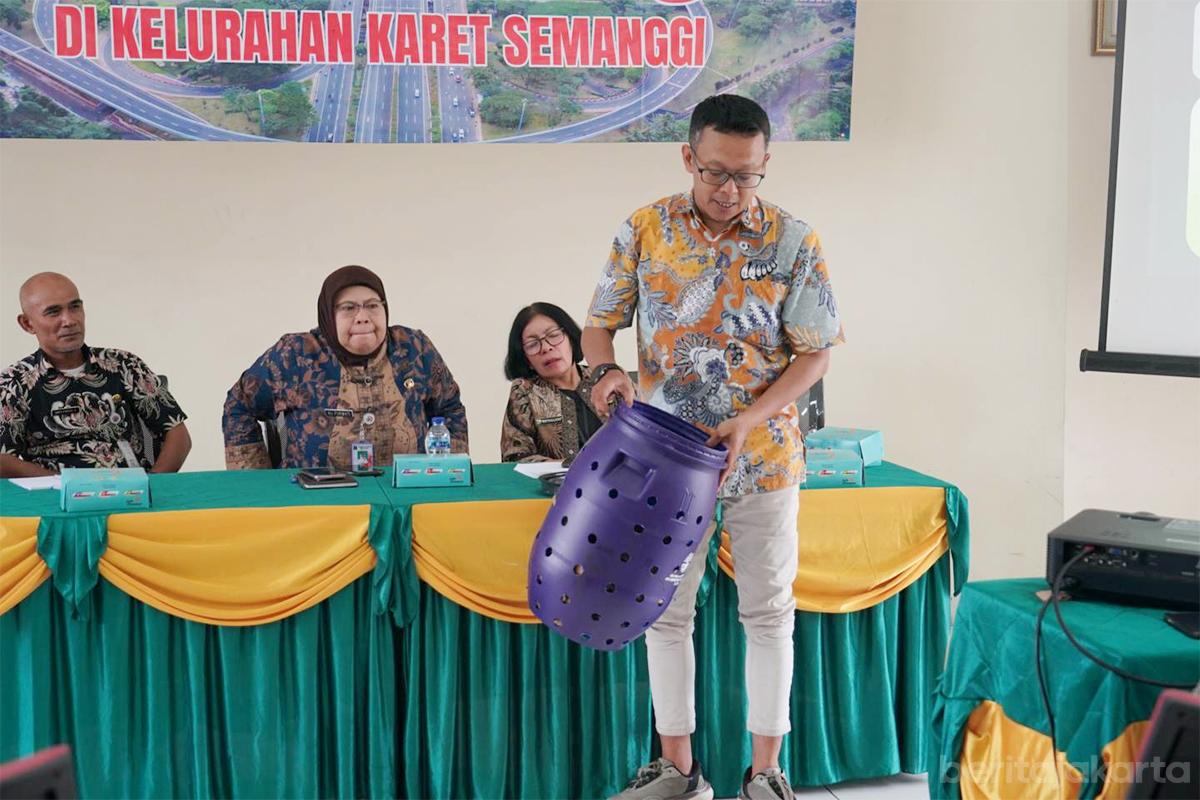 Sosialisasi sampah karet semanggi tiyo