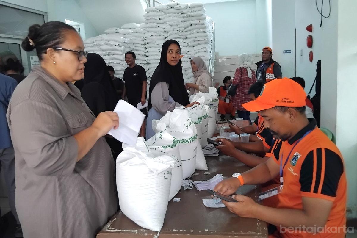 6.531 Kk di Pasar Manggis Terima Bantuan Pangan