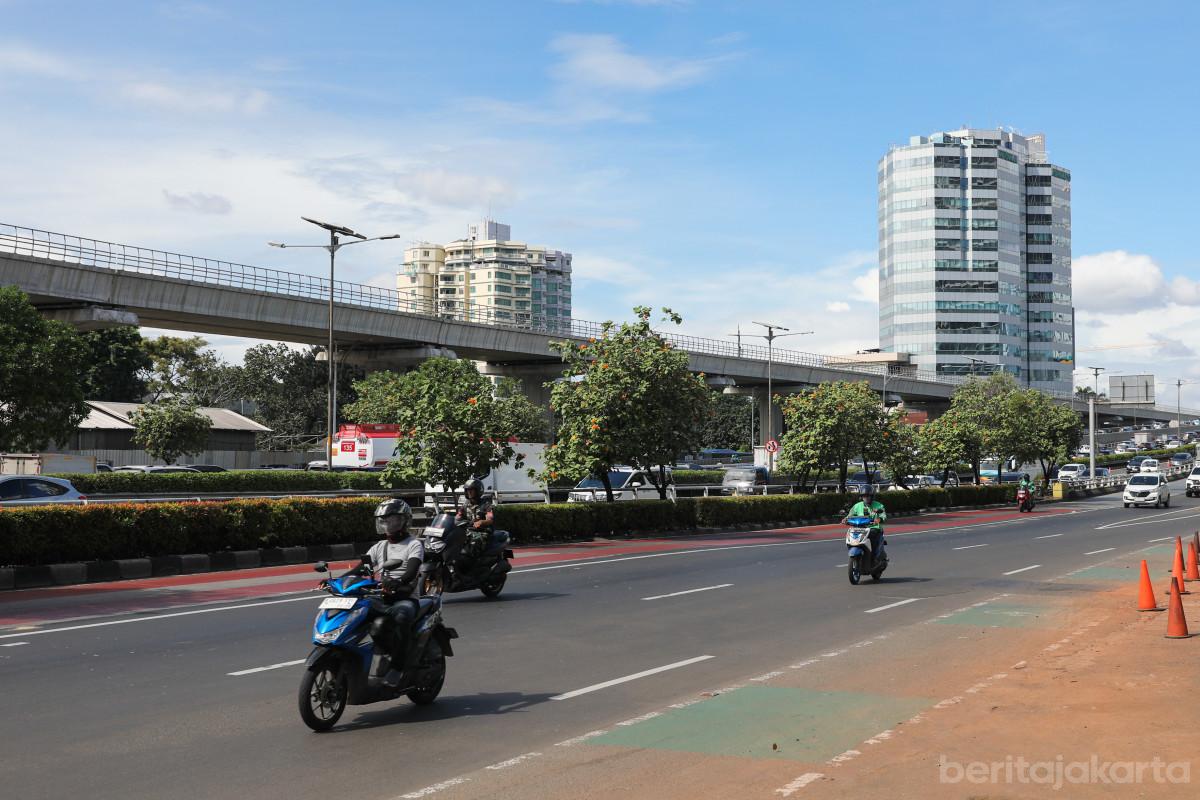 Cuaca cerah langit biru Jakarta 11
