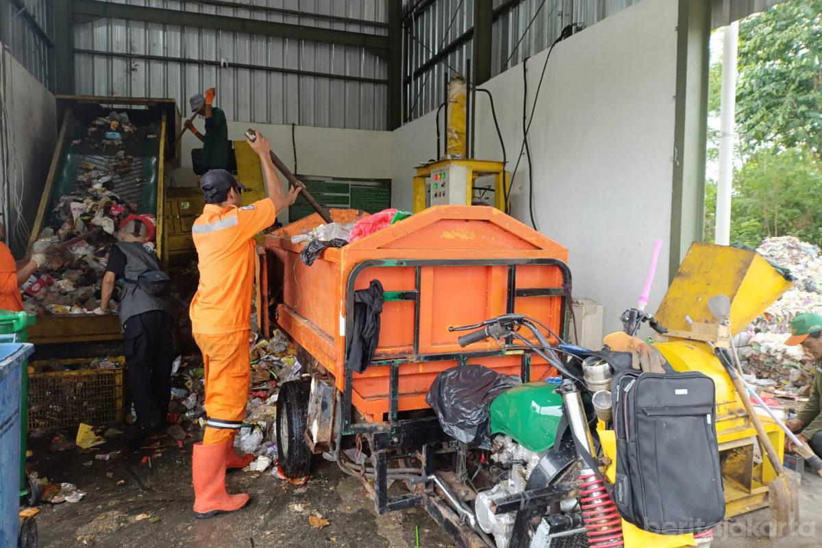 Sampah diangkut dari pulau untung jawa anita