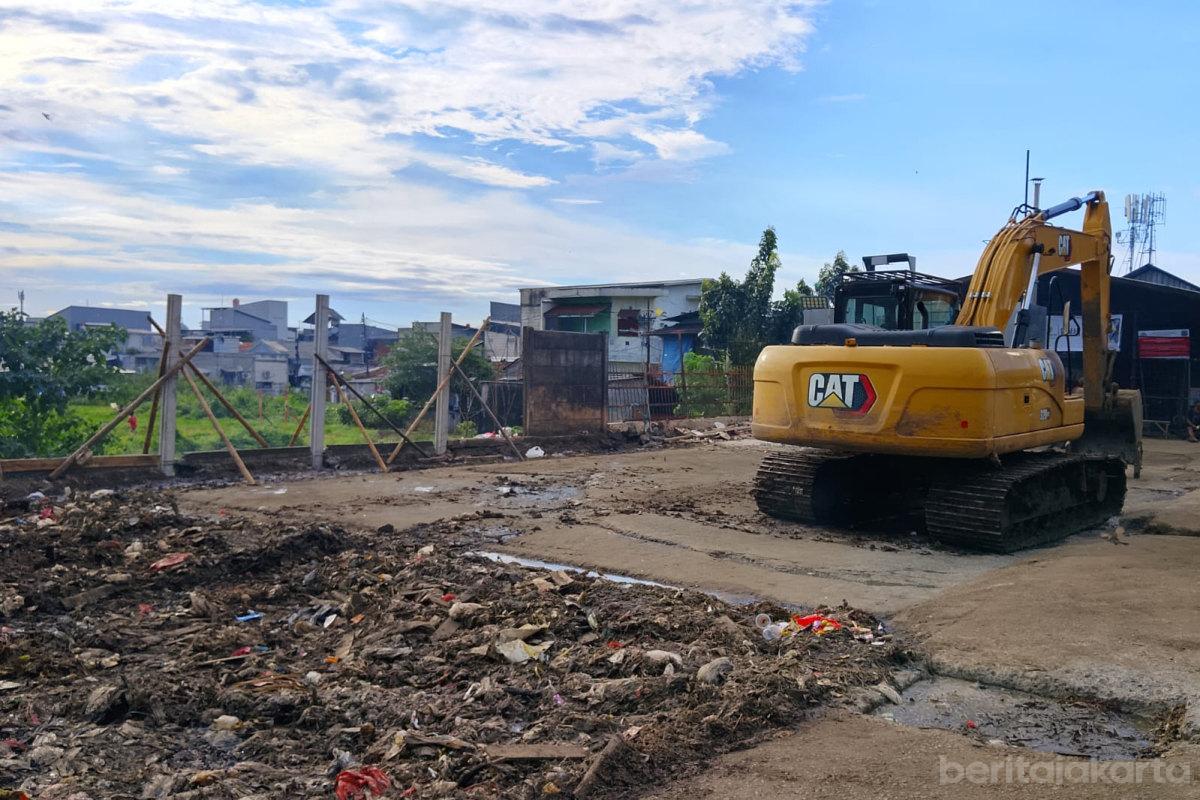 Gunungan Sampah di Pasar Induk Kramat Jati Tuntas Dibersihkan