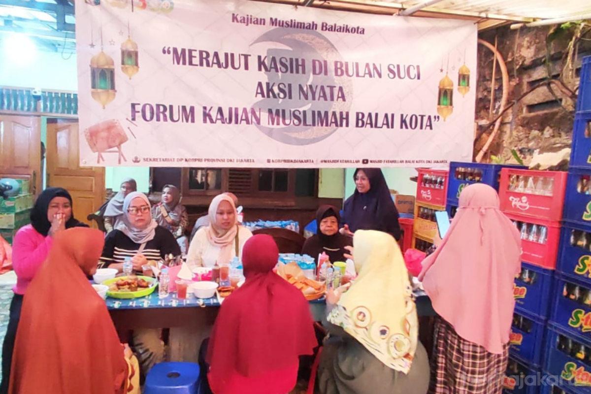 Kajian Muslimah Balai Kota Bagikan Takjil di Bukit Duri