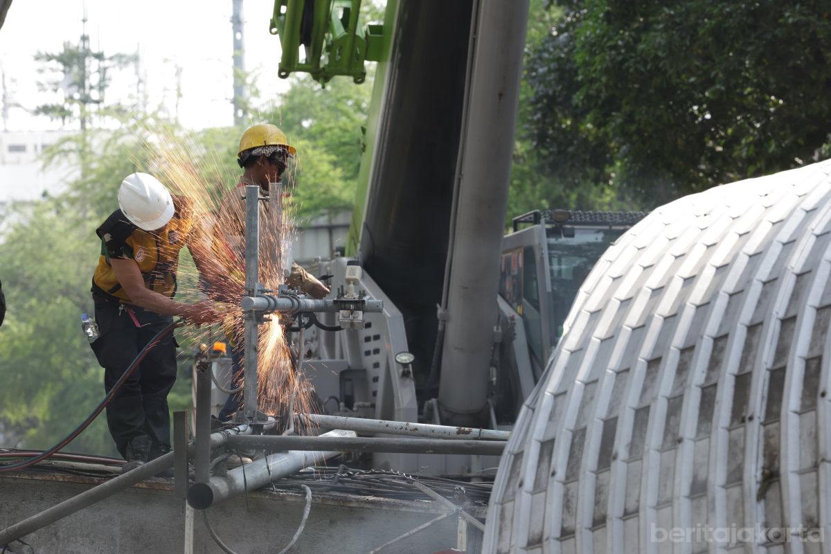 Material JPO Tendean Yang Roboh Dievakuasi