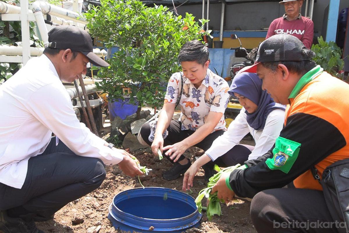 Biopori Jumbo Optimalisasi Pengelolaan Sampah di Grogol Selatan