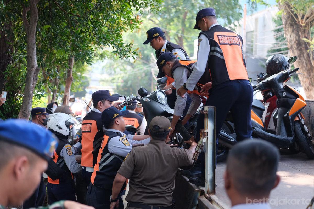 Petugas Gabungan Tertibkan Parkir Liar di Jalan Iskandarsyah II