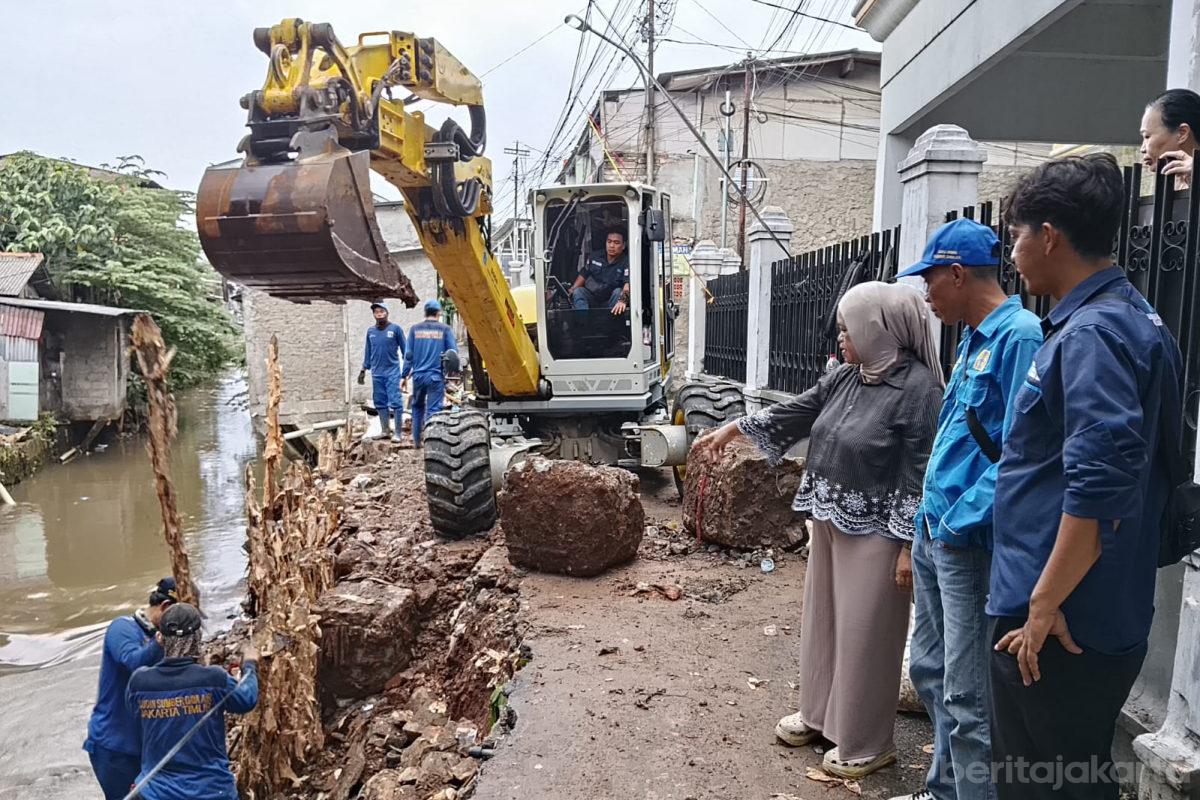 Satu Alat Berat Dikerahkan Atasi Turap Longsor Kali Baru