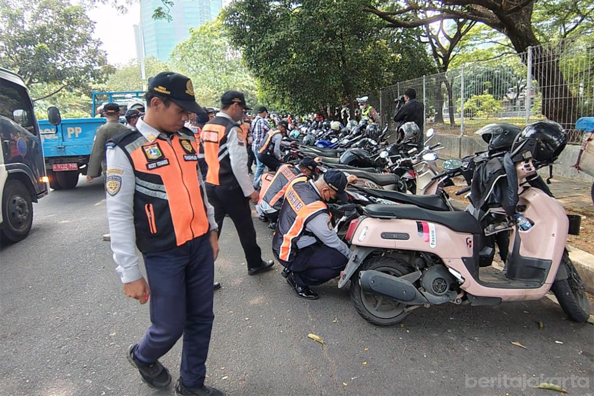 Parkir liar Sentra Primer Barat budi2