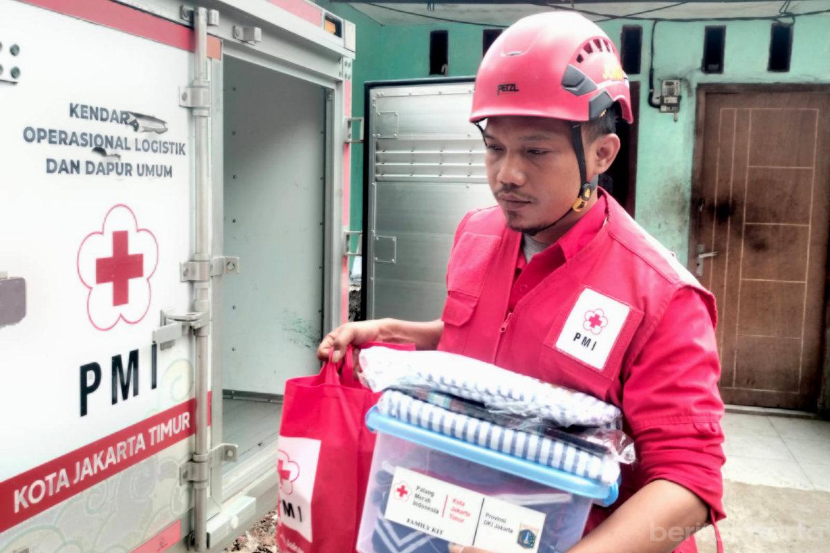 PMI Jaktim Berikan Bantuan Penyintas Kebakaran Susukan