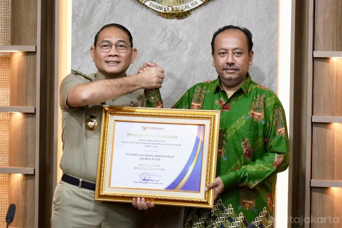 Walikota jakpus arifin penghargaan ombudsman folmer