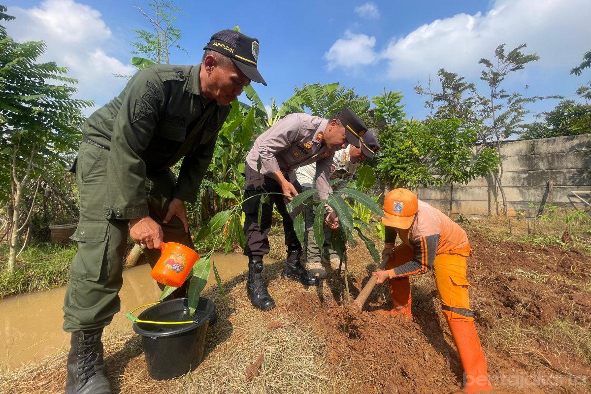 Lahan Urban Farming Semanan Indah Ditanami 1.025 Pohon