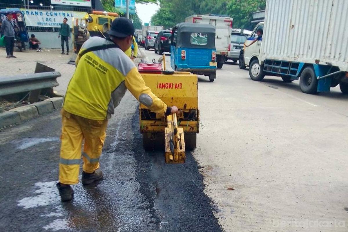 Pasukan kuninh perbaiki jalan