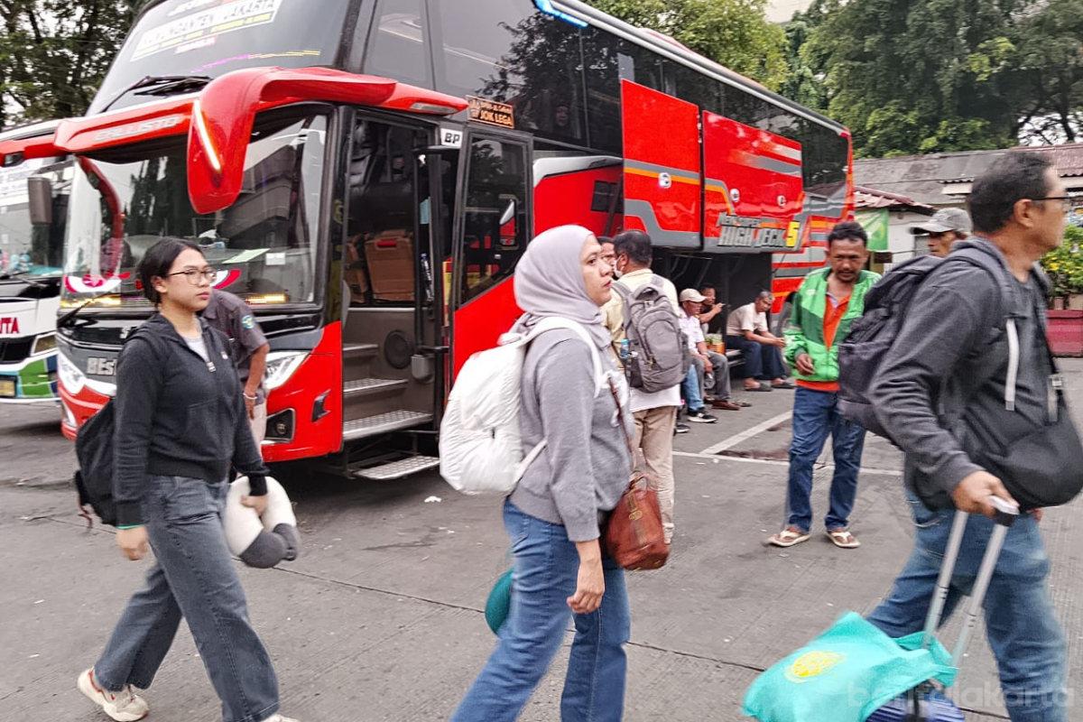 Libur Panjang, Suasana di Terminal Bus Kampung Rambutan Ramai