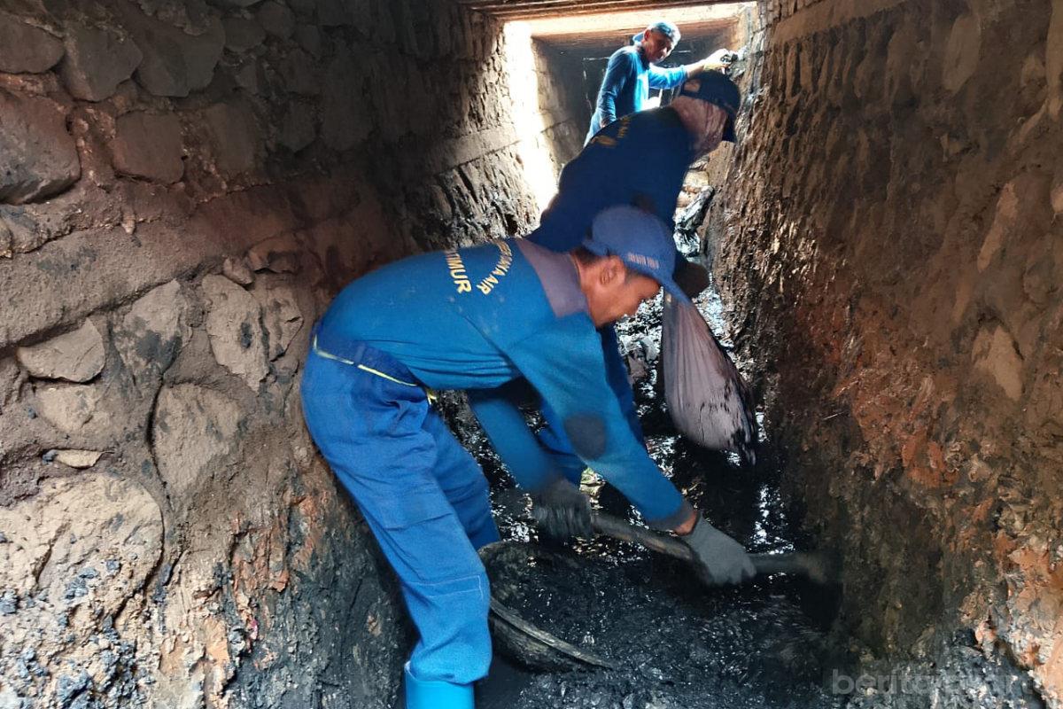 Pasukan Biru Kuras Saluran Phb Jl Rawa Mangun Muka Raya