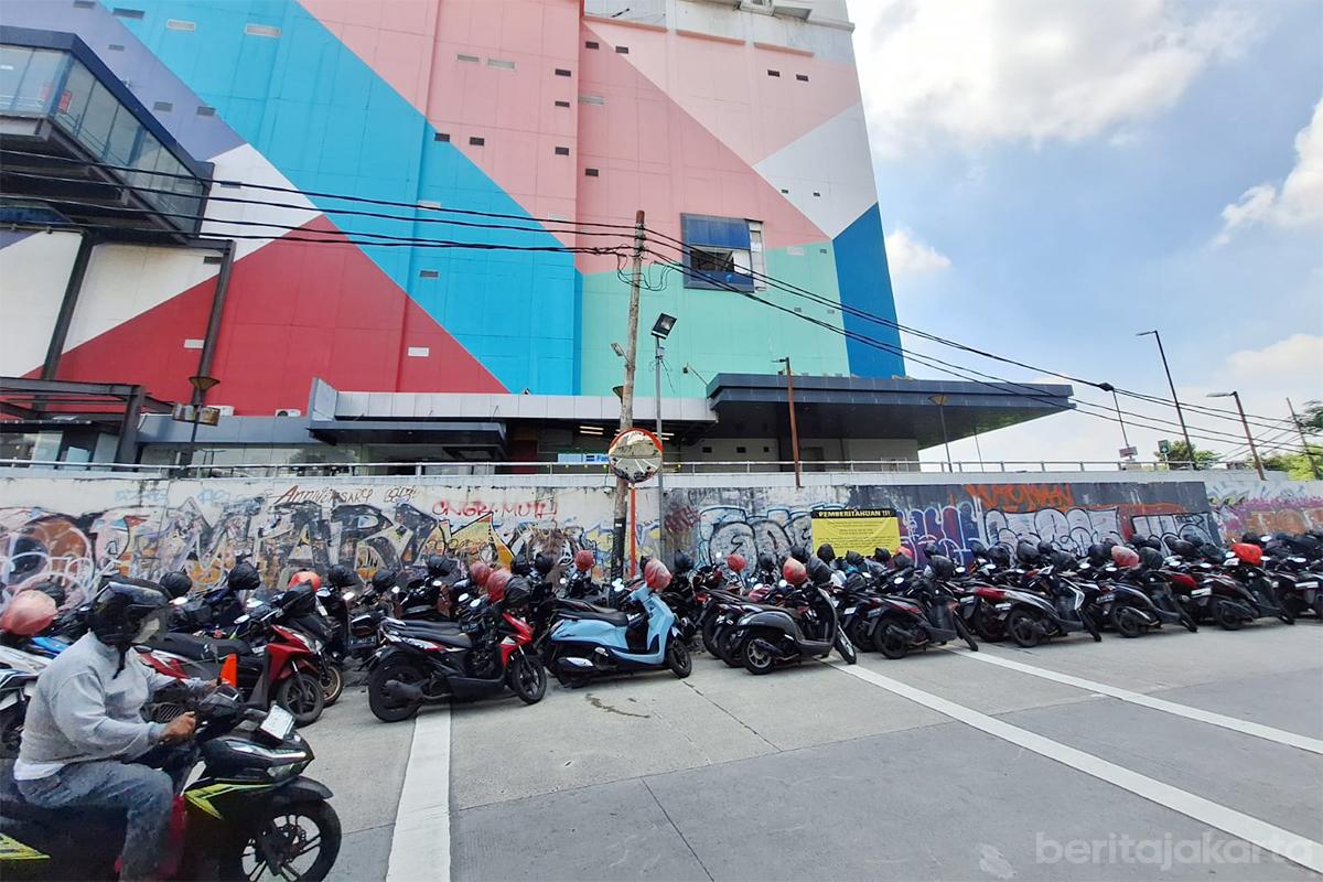 Parkir lebak bulus tiyo