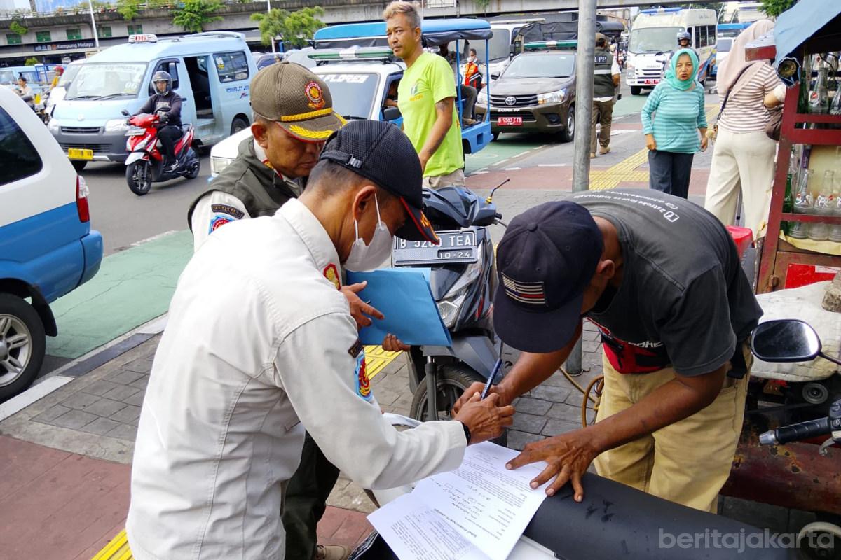 Personel Gabungan Gelar Bina Tertib Praja di Jaktim