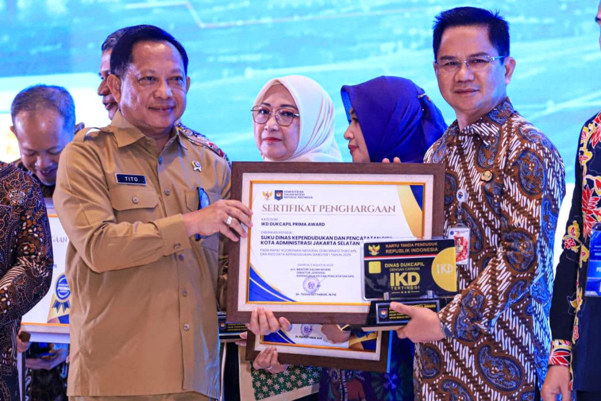 Raih Aktivasi IKD Tertinggi, Pemkot Jaksel Terima Dukcapil Prima Award