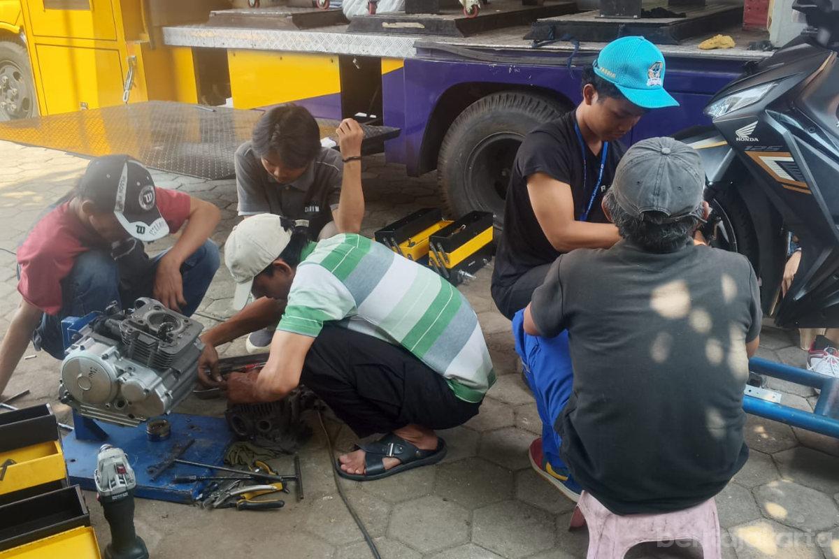 Warga Kelurahan Srengseng Dilatih Servis Motor
