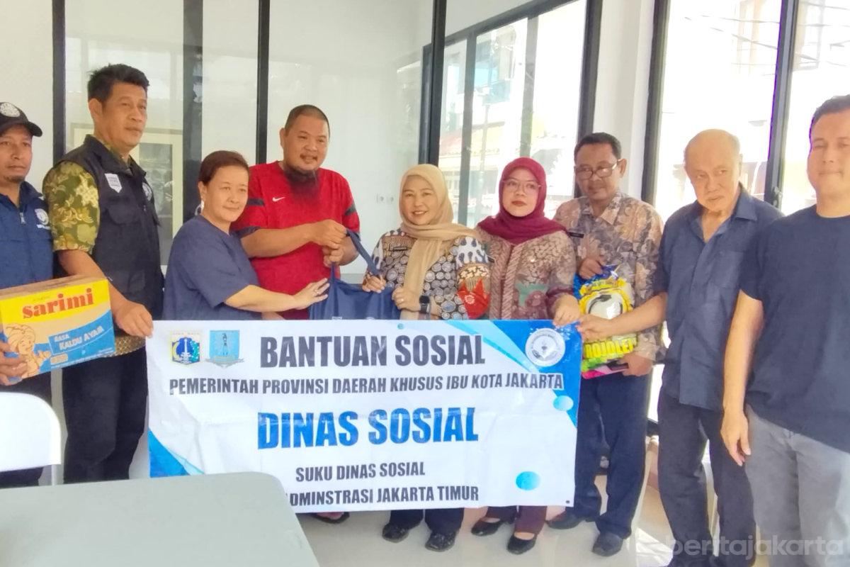 Sudinsos Jaktim Berikan Bantuan Penyintas Kebakaran Kayu Putih