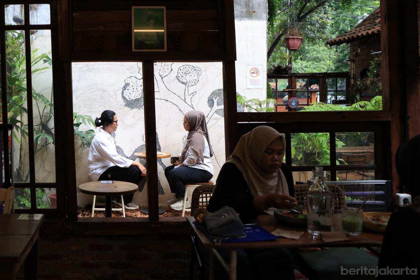 Seruput Kesejukan di Sisa Reruntuhan | Loka Urban
