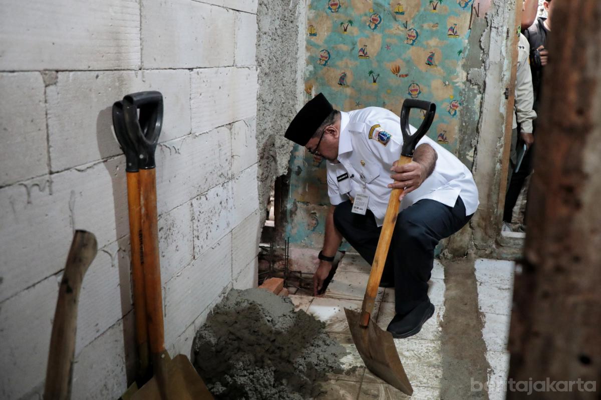 6.Peletakan Batu Pertama Program Bedah Rumah Satpol PP Peduli