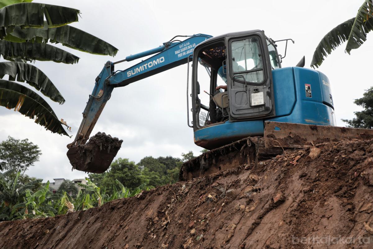 4.SDA Pasar Minggu Keruk Lumpur Pascaluapan Kali Ciliwung