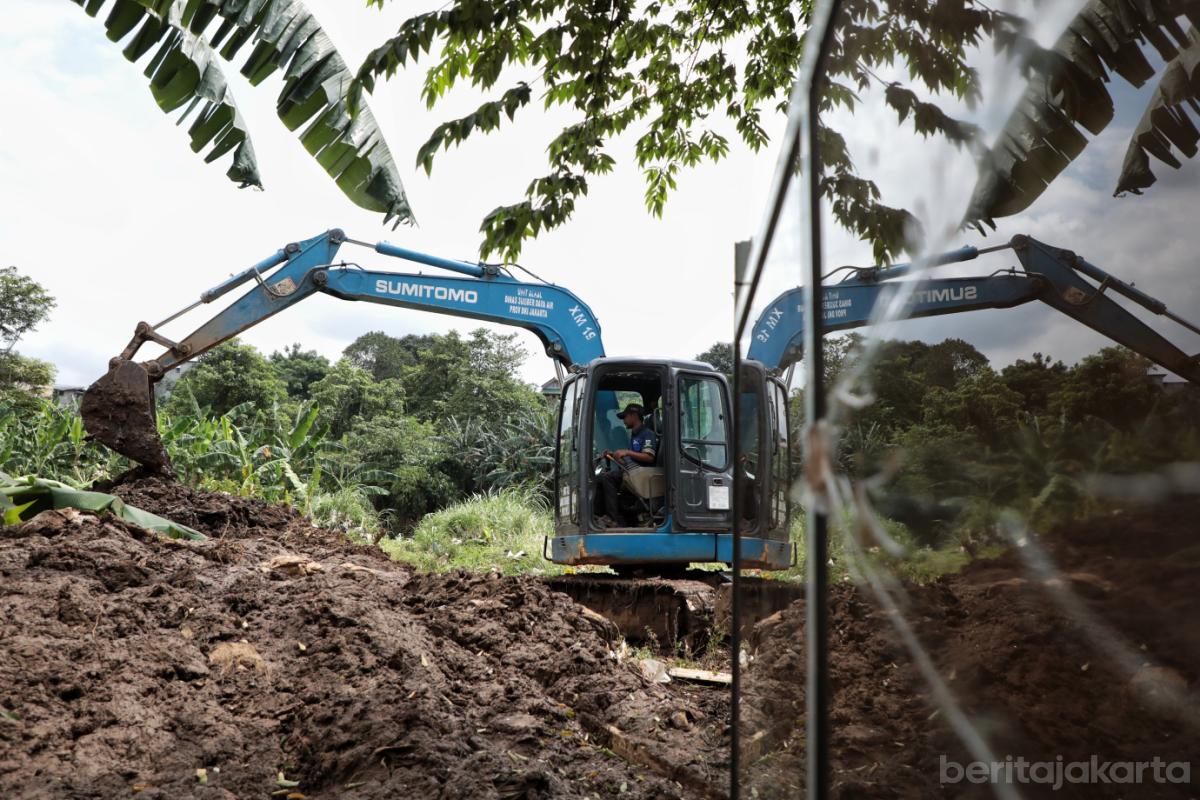 7.SDA Pasar Minggu Keruk Lumpur Pascaluapan Kali Ciliwung