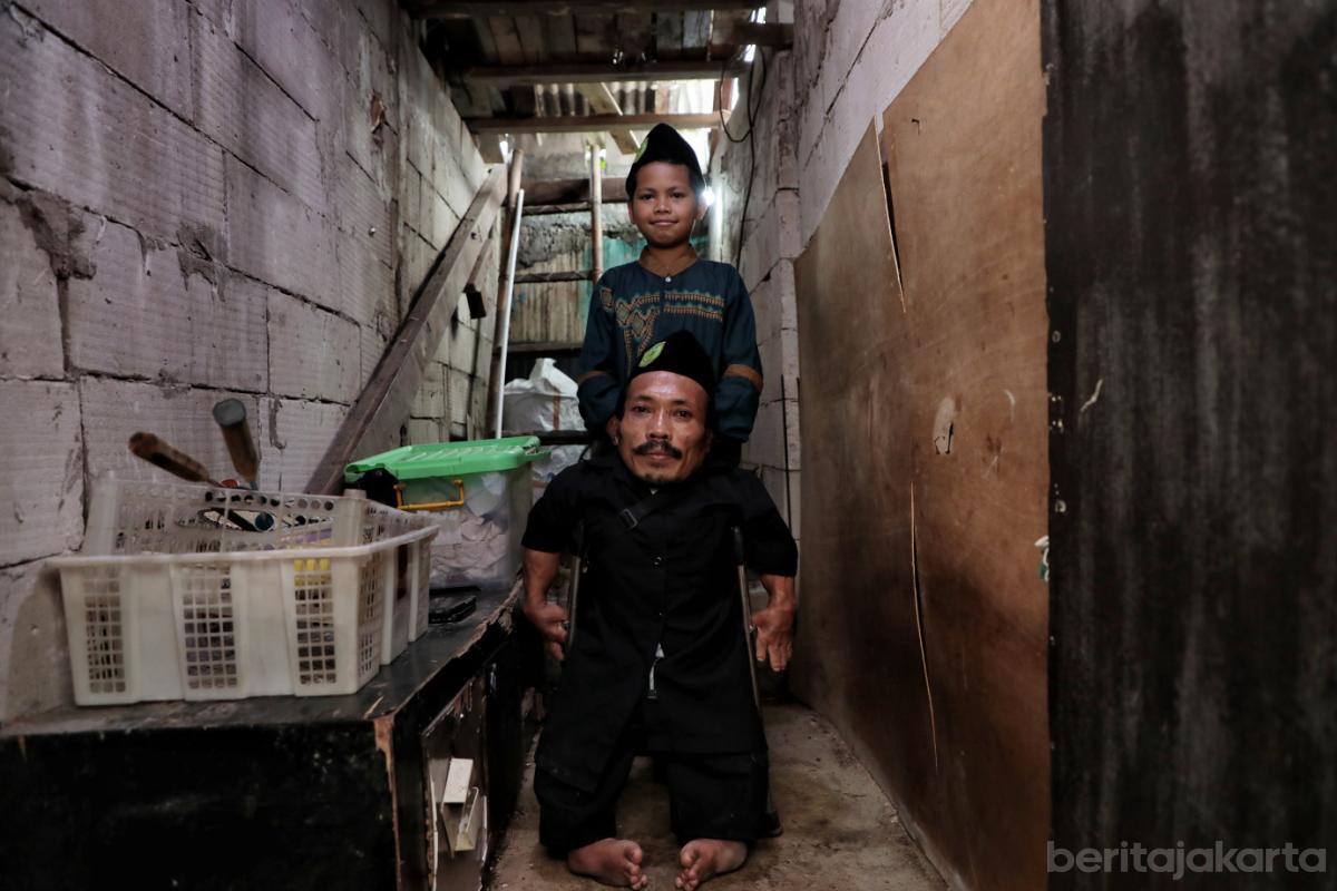 9.Peletakan Batu Pertama Program Bedah Rumah Satpol PP Peduli