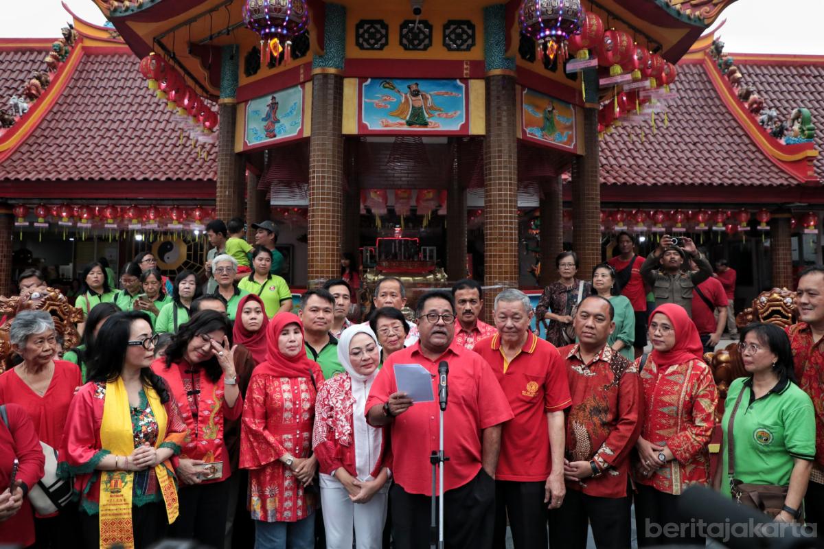 7.Rano Karno Tinjau Ibadah Imlek di Klenteng Bio Hok Tek Tjeng Sin