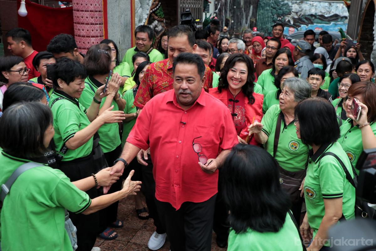 2.Rano Karno Tinjau Ibadah Imlek di Klenteng Bio Hok Tek Tjeng Sin