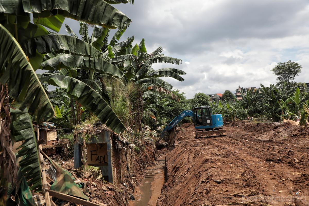 6.SDA Pasar Minggu Keruk Lumpur Pascaluapan Kali Ciliwung