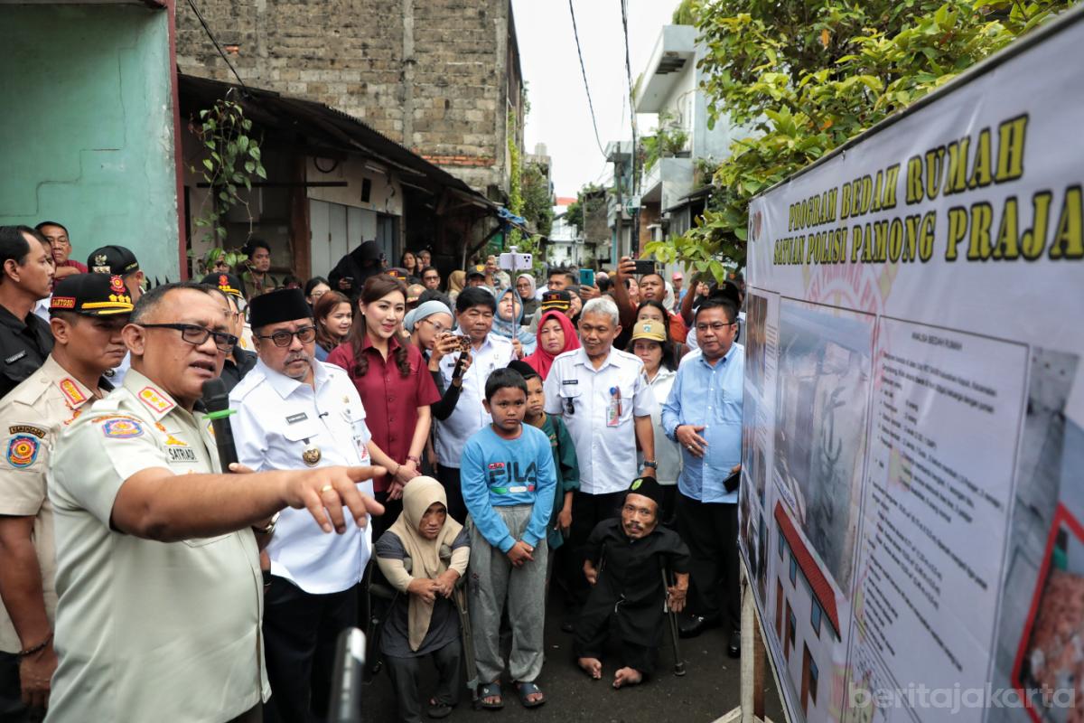 4.Peletakan Batu Pertama Program Bedah Rumah Satpol PP Peduli