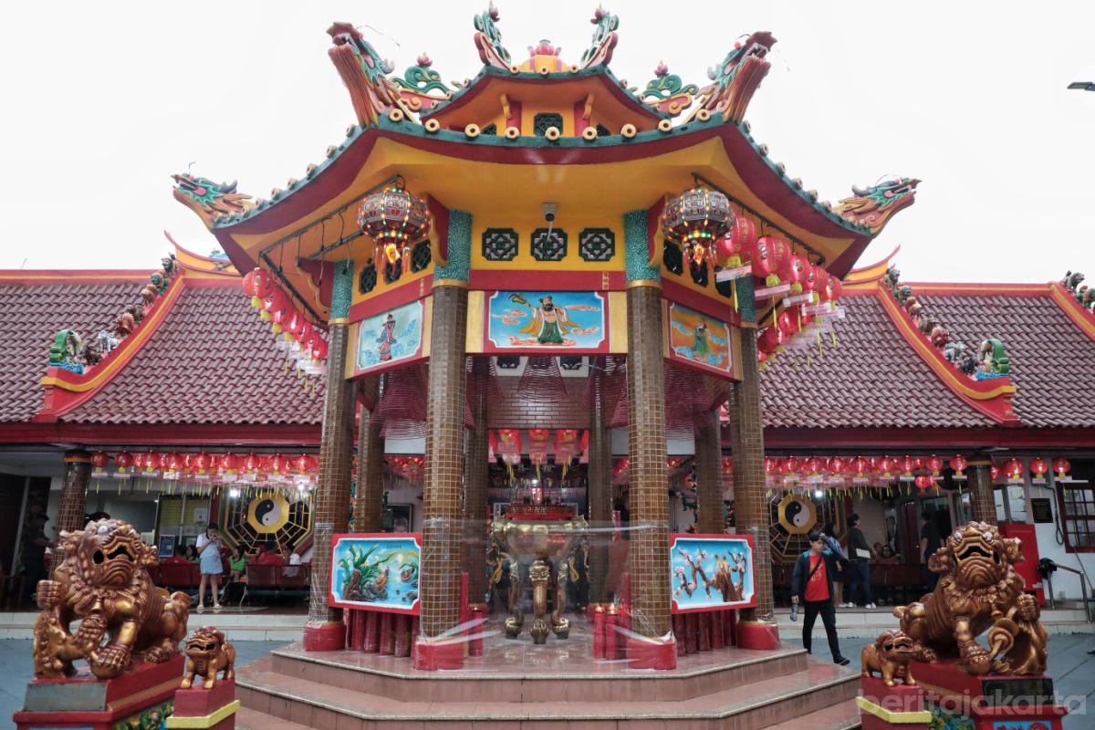 1.Rano Karno Tinjau Ibadah Imlek di Klenteng Bio Hok Tek Tjeng Sin