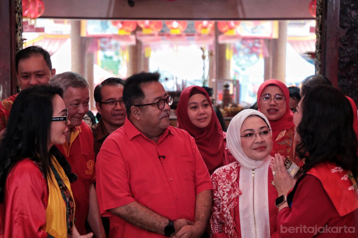 5.Rano Karno Tinjau Ibadah Imlek di Klenteng Bio Hok Tek Tjeng Sin