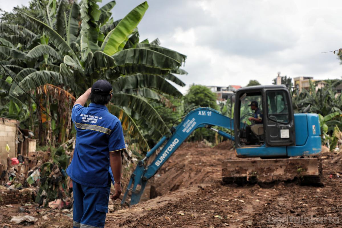 5.SDA Pasar Minggu Keruk Lumpur Pascaluapan Kali Ciliwung