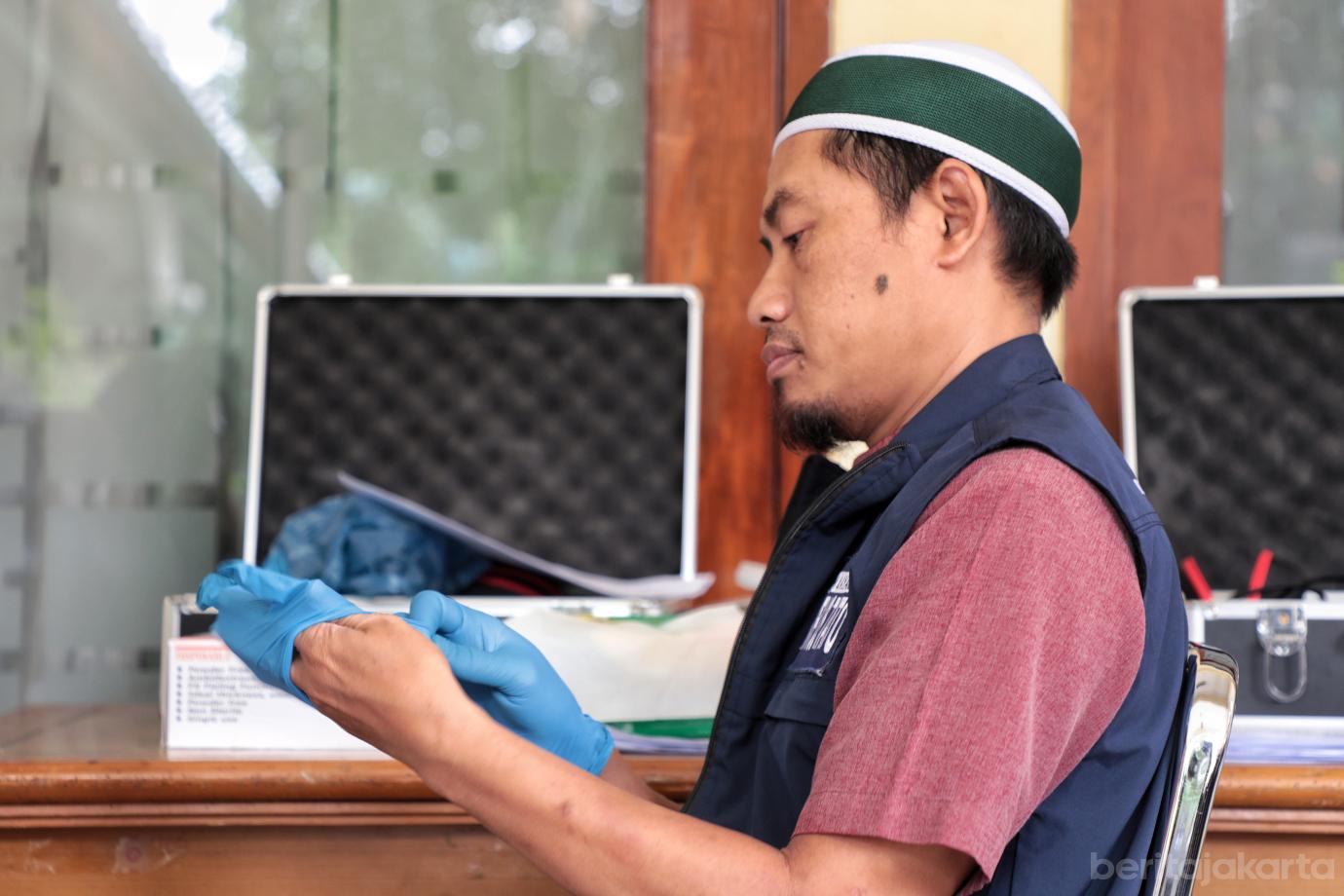 2.Hapus Tato Gratis di Masjid Sunda Kelapa Sasar 100 Warga